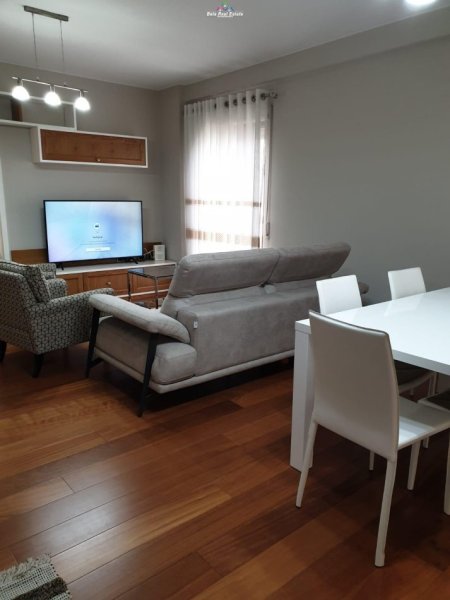 Tirane, jepet me qera apartament 3+1 Kati 5, 140 m² 1.000 € (liqeni i thate)