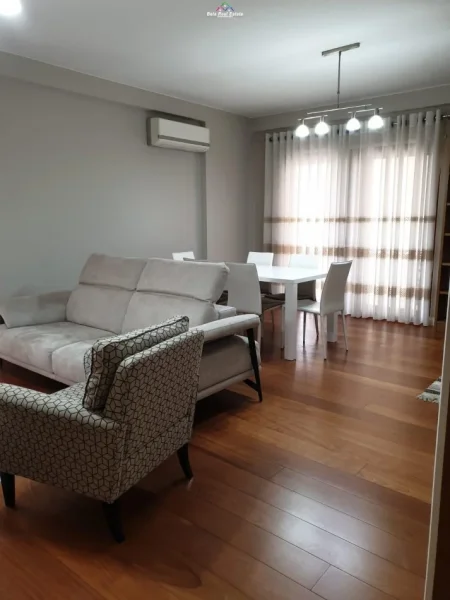 Tirane, jepet me qera apartament 3+1 Kati 5, 140 m² 1.000 € (liqeni i thate)