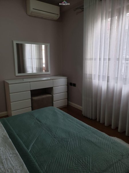 Tirane, jepet me qera apartament 3+1 Kati 5, 140 m² 1.000 € (liqeni i thate)