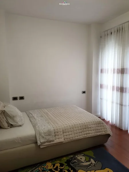 Tirane, jepet me qera apartament 3+1 Kati 5, 140 m² 1.000 € (liqeni i thate)