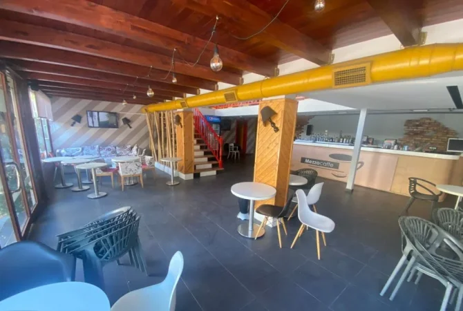 Tirane, jepet me qera lokal Kati 1, 400 m² 1.500 € (Qytet Studenti)