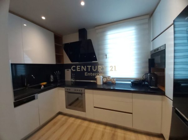 Tirane, jepet me qera apartament 2+1 Kati 4, 110 m² 1.500 € (Liqeni I Tiranës)