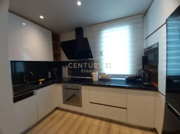 Tirane, jepet me qera apartament 2+1 Kati 4, 110 m² 1.500 € (Liqeni I Tiranës)