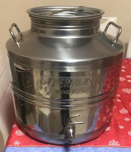 Durres, shes Shitet fuci vaj materiali inoks 8000L