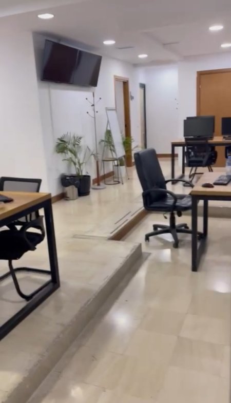 Tirane, jepet me qera ambjent biznesi , 180 m² 2.750 € (Ish Blloku)