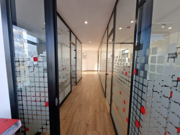 Tirane, jepet me qera ambjent biznesi Kati 0, 1.100 m² 10.000 € 