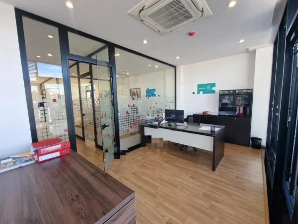 Tirane, jepet me qera ambjent biznesi Kati 0, 1.100 m² 10.000 € 