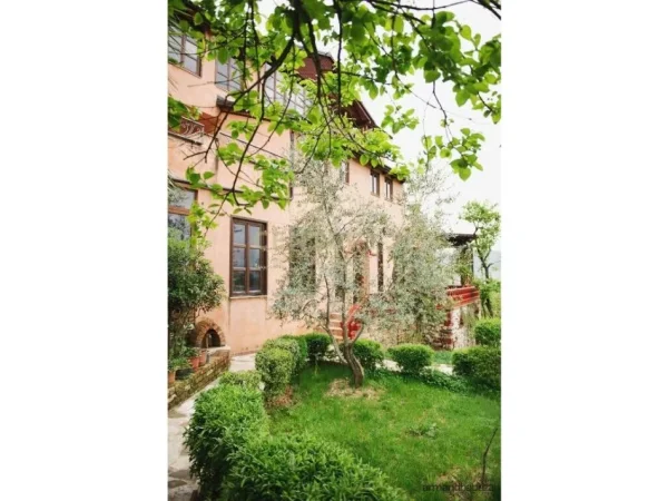 Tirane, shitet Vile 3 Katshe , 1.098 m² 1.500.000 € (Peze)