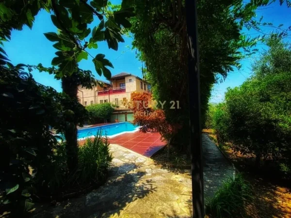 Tirane, shitet Vile 3 Katshe , 1.098 m² 1.500.000 € (Peze)