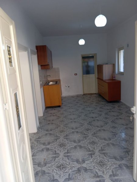 Tirane, jepet me qera apartament 2+1 Kati 1, 80 m² 390 € (stacioni i trenit , kompleksi Asllan Lala)