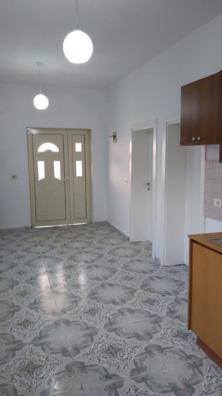 Tirane, jepet me qera apartament 2+1 Kati 1, 80 m² 390 € (stacioni i trenit , kompleksi Asllan Lala)