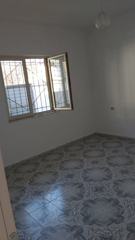 Tirane, jepet me qera apartament 2+1 Kati 1, 80 m² 390 € (stacioni i trenit , kompleksi Asllan Lala)