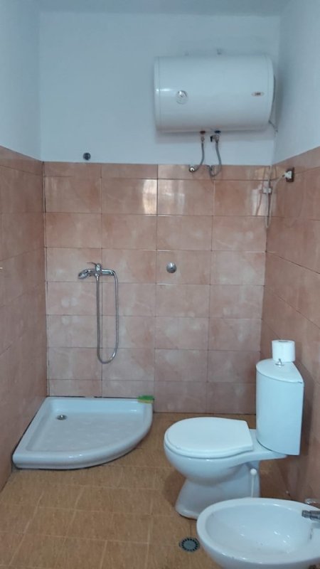 Tirane, jepet me qera apartament 2+1 Kati 1, 80 m² 390 € (stacioni i trenit , kompleksi Asllan Lala)