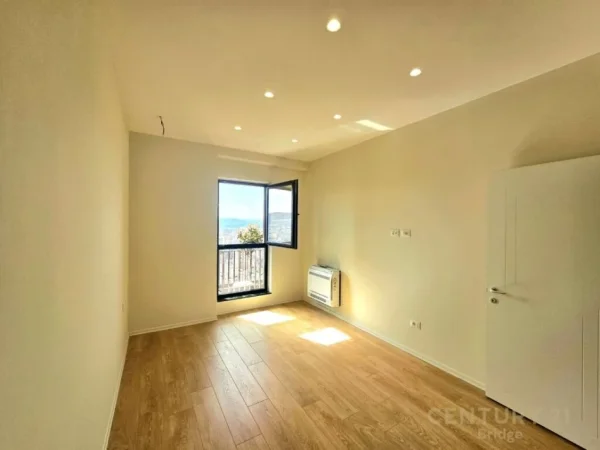 Tirane, jepet me qera zyre Kati -2, 78 m² 800 € (Rruga e Kavajës Tiranë,Shqipëria)