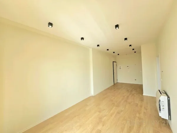 Tirane, jepet me qera zyre Kati -2, 78 m² 800 € (Rruga e Kavajës Tiranë,Shqipëria)