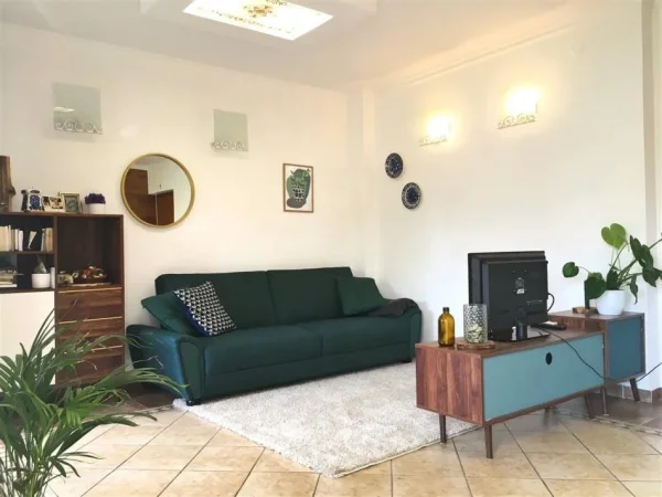 Tirane, jepet me qera apartament 2+1+Ballkon Kati 4, 84 m² 550 € (Rruga e durresit prane qendres)