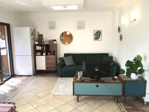 Tirane, jepet me qera apartament 2+1+Ballkon Kati 4, 84 m² 550 € (Rruga e durresit prane qendres)