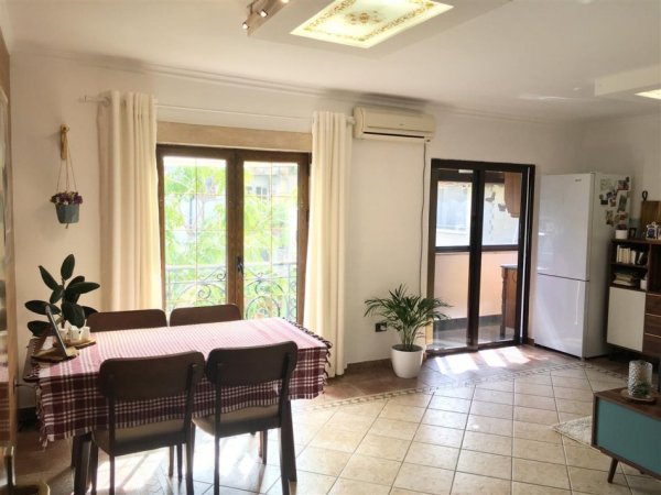 Tirane, jepet me qera apartament 2+1+Ballkon Kati 4, 84 m² 550 € (Rruga e durresit prane qendres)