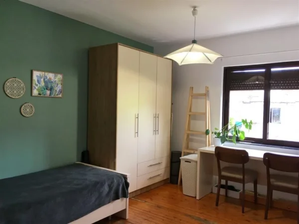 Tirane, jepet me qera apartament 2+1+Ballkon Kati 4, 84 m² 550 € (Rruga e durresit prane qendres)