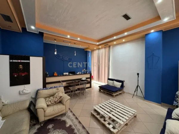 Tirane, jepet me qera ambjent biznesi Kati 1, 42 m² 600 € (Jordan Misja)