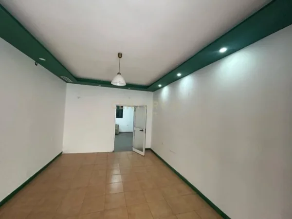 Tirane, jepet me qera ambjent biznesi Kati 0, 54 m² 400 € (Rruga e Durresit)