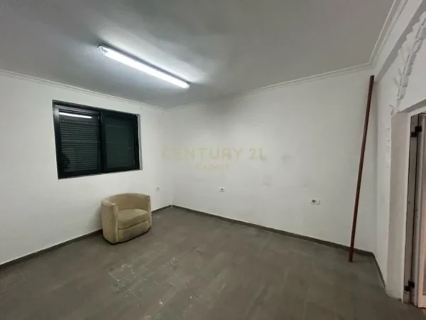 Tirane, jepet me qera ambjent biznesi Kati 0, 54 m² 400 € (Rruga e Durresit)