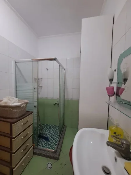 Tirane, jepet me qera apartament 3+1 Kati 4, 93 m² 450 € (ASTIR)