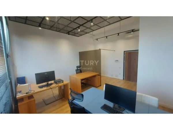 Tirane, shitet vetem 1 dhome 1+1 Kati 1, 42 m² 130.000 € (Prane Pediatrise Tirana Albania)