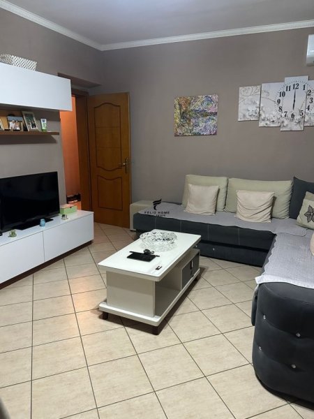 Tirane, jepet me qera apartament 2+1 Kati 3, 75 m² 700 € (QENDER)