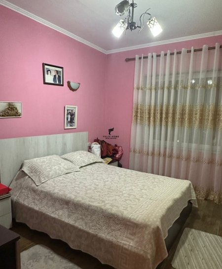 Tirane, jepet me qera apartament 2+1 Kati 3, 75 m² 700 € (QENDER)