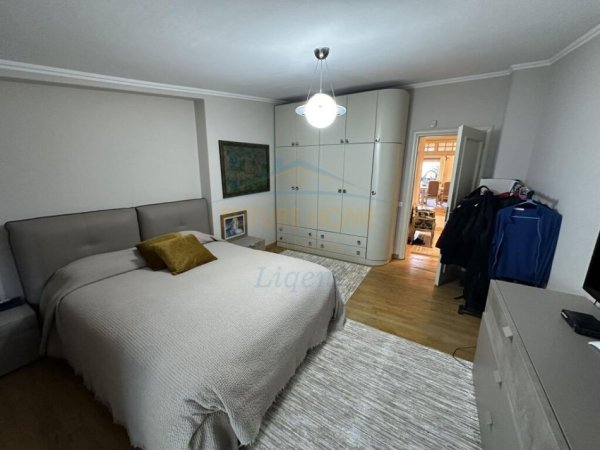 Tirane, shitet apartament 3+1 , 222 m² 475.000 € (liqeni I thate)
