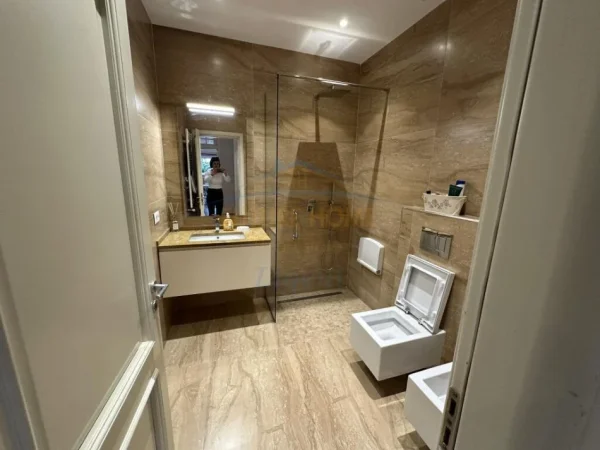 Tirane, shitet apartament 3+1 , 222 m² 475.000 € (liqeni I thate)