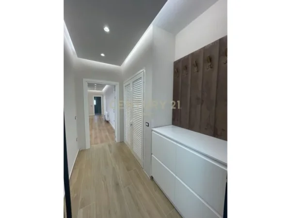 Tirane, jap me qera apartament 3+1+2 ME POST PARKIMI , 165 m² 1.600 € (Liqeni i Thatë)