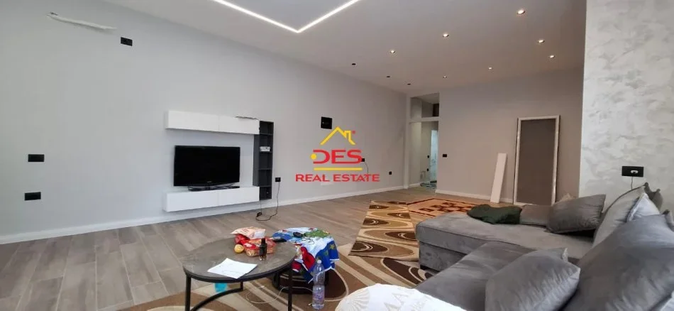 Vlore, shitet apartament 1+1+Ballkon Kati 0, 54 m² 80.000 € (Rruga Mustafa Bello)