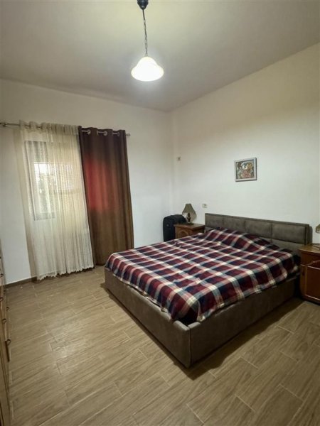 Tirane, jepet me qera shtepi 1+1+Ballkon Kati 1, 65 m² 400 € (rruga 5 Maj)