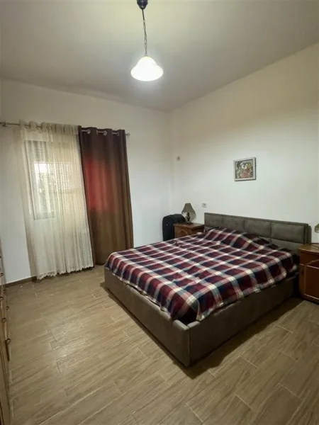 Tirane, jepet me qera shtepi 1+1+Ballkon Kati 1, 65 m² 400 € (rruga 5 Maj)