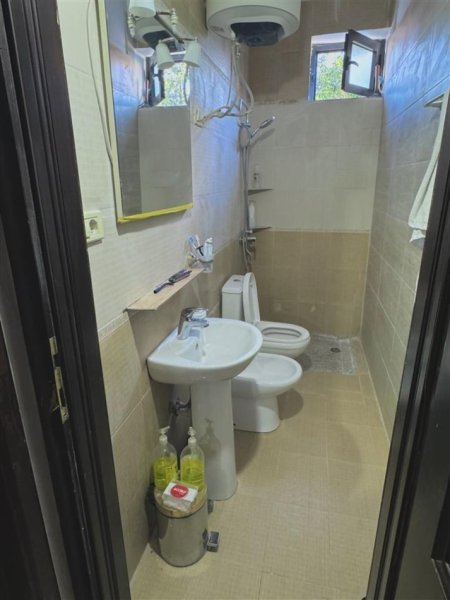 Tirane, jepet me qera shtepi 1+1+Ballkon Kati 1, 65 m² 400 € (rruga 5 Maj)