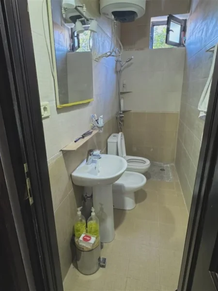 Tirane, jepet me qera shtepi 1+1+Ballkon Kati 1, 65 m² 400 € (rruga 5 Maj)