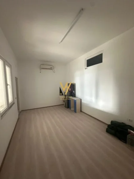 Tirane, jepet me qera ambjent biznesi Kati 1, 280 m² 1.000 € (FUSHA E AVIACIONIT)