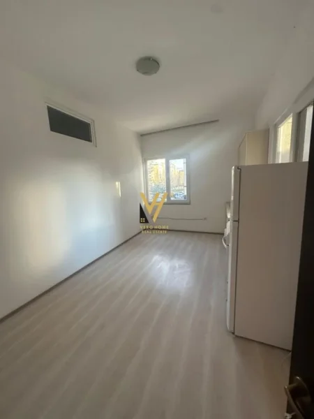 Tirane, jepet me qera ambjent biznesi Kati 1, 280 m² 1.000 € (FUSHA E AVIACIONIT)