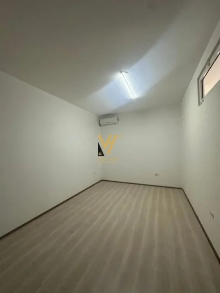 Tirane, jepet me qera ambjent biznesi Kati 1, 280 m² 1.000 € (FUSHA E AVIACIONIT)