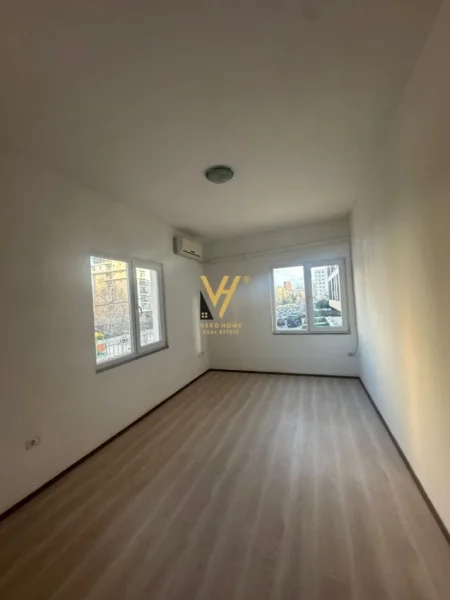 Tirane, jepet me qera ambjent biznesi Kati 1, 280 m² 1.000 € (FUSHA E AVIACIONIT)