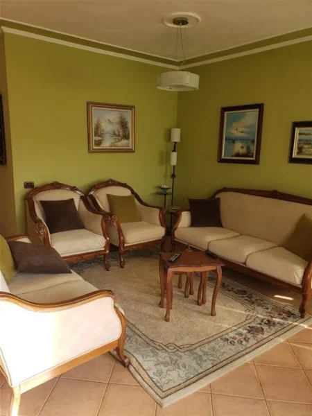 Tirane, jepet me qera apartament 2+1+Ballkon Kati 8, 100 m² 600 € (Komuna e parisit)