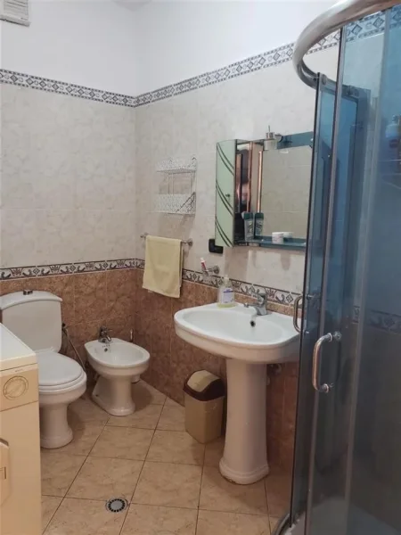 Tirane, jepet me qera apartament 2+1+Ballkon Kati 8, 100 m² 600 € (Komuna e parisit)
