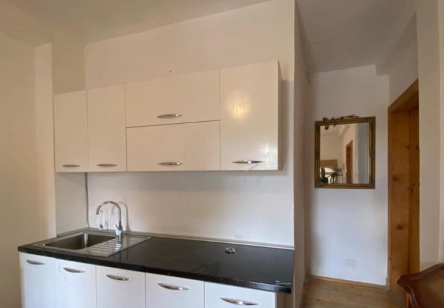 Tirane, jepet me qera apartament 2+1 , 140 m² 500 € (Kopshi Zoologjik.)