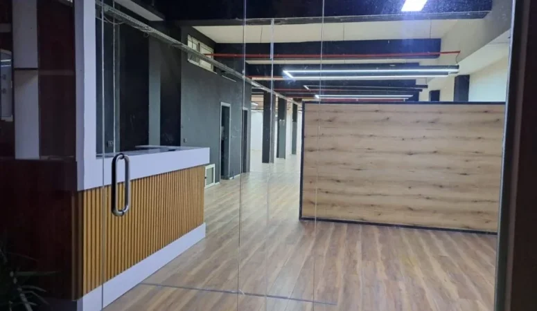 Tirane, jepet me qera ambjent biznesi Kati 0, 2.500 € (Kongresi i Lushnjes.)