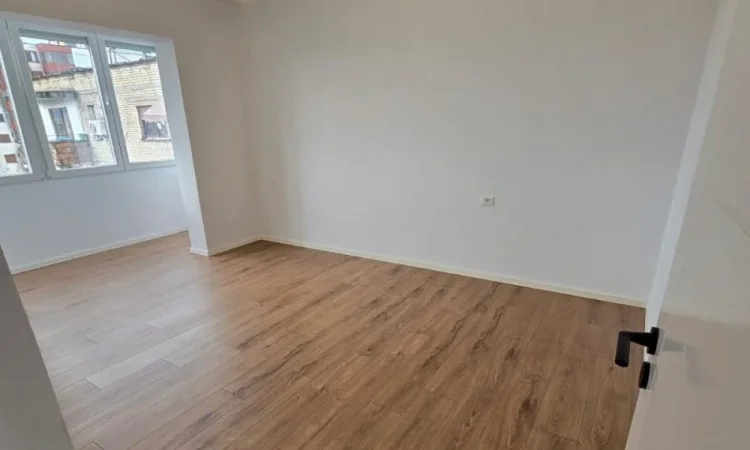 Tirane, shitet apartament 1+1+Ballkon Kati 5, 52 m² 79.000 € (Ali Dem)