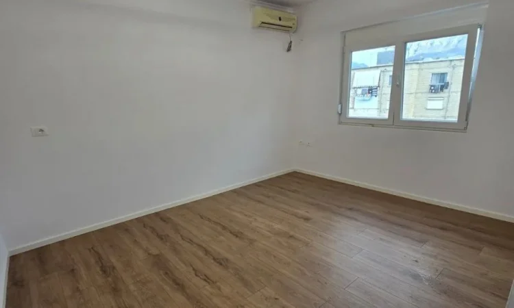 Tirane, shitet apartament 1+1+Ballkon Kati 5, 52 m² 79.000 € (Ali Dem)