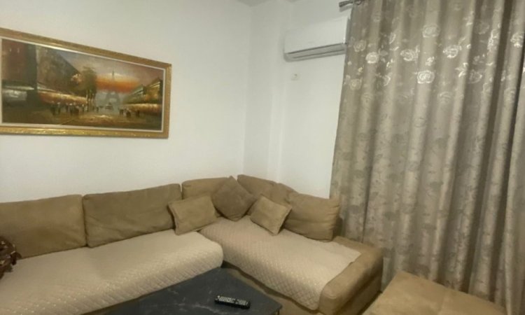Tirane, jepet me qera apartament 1+1 Kati 1, 74 m² 500 € (Rruga 5Maji.)