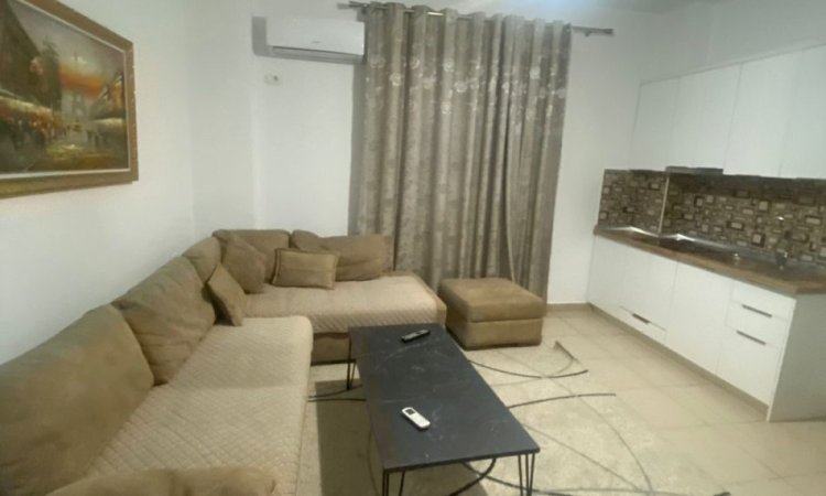 Tirane, jepet me qera apartament 1+1 Kati 1, 74 m² 500 € (Rruga 5Maji.)